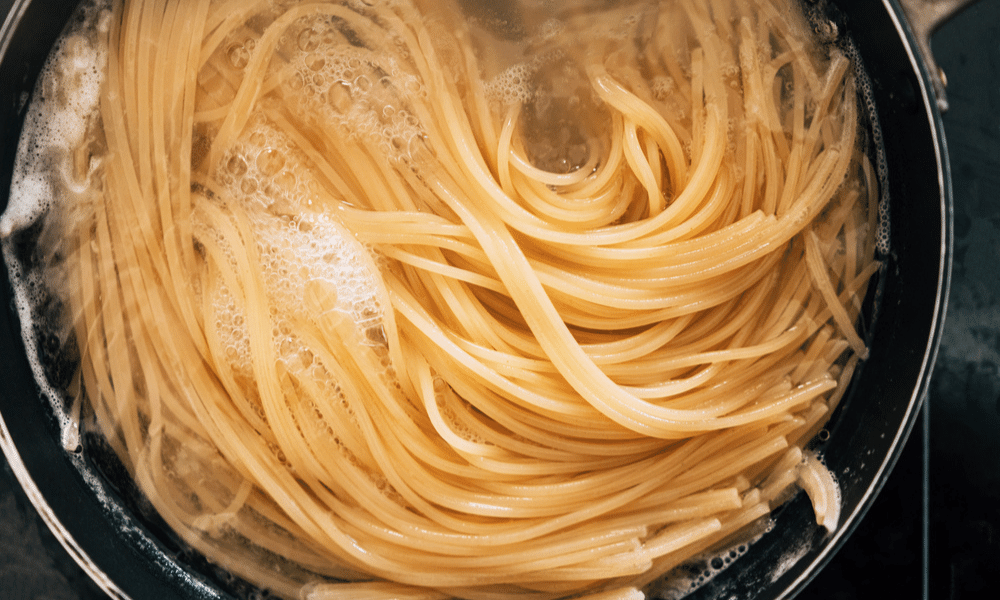 Feit of fabel: een scheutje olijfolie in kookwater voorkomt dat pasta plakt