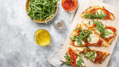 Bloemkoolpizza met tomatensaus en mozzarella 